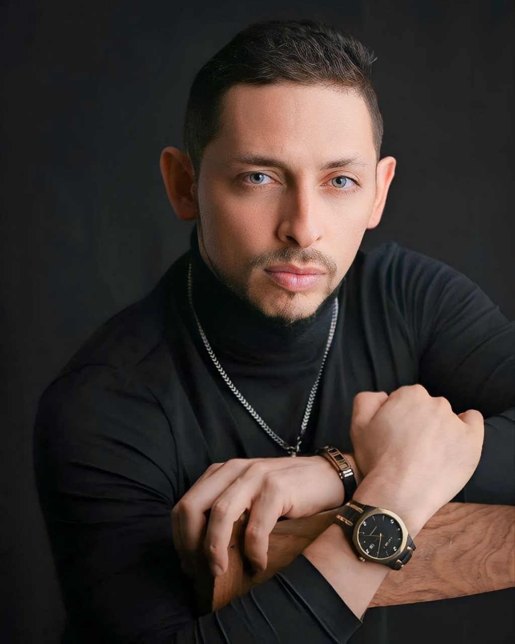 man, attractive, model, fashion, style, portrait, photoshoot, modeling, influencer, monocromático, mirada, negro, oscuro, persona, hombre, adulto, galán, rostro, masculino, hombre de negocios, profesional, headshot, fondo negro, foto de perfil, instagram